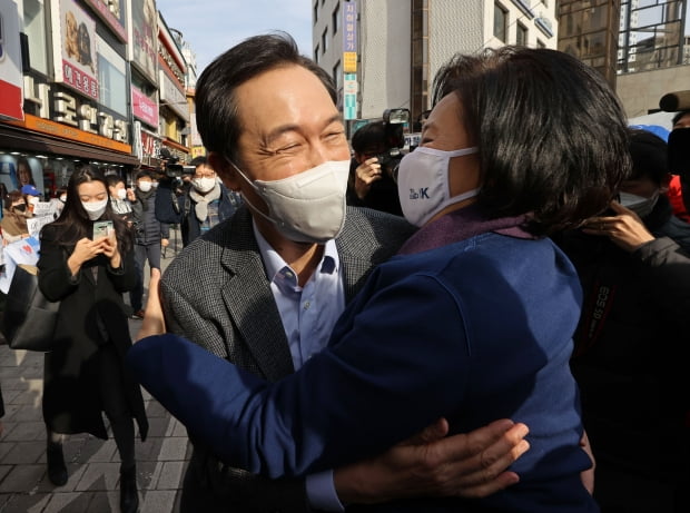 23일 오전 서울 중구 남대문시장에서 서울시장 보궐선거 경선에 나서는 우상호 의원(왼쪽)과 박영선 전 중소벤처기업부 장관이 인사를 하고 있다. 사진=연합뉴스