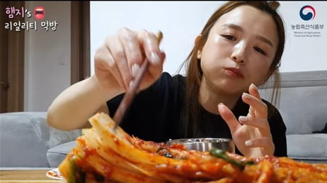 햄지, 중국 소속사 계약해지 당한 후 김치수육 먹방으로 응수 