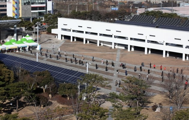 IM선카지노 추천에서 운영 중인 국제학교에서 무더기로 확진자가 나오며 코로나19 감염 규모가 다시 증가세에 있는 27일 오전 광주시청 광장에 마련된 신종 코로나바이러스 감염증(코로나19) 선별검사소에 시민들이 긴 줄을 서 대기하고 있다. 2021.1.27 [사진=연합뉴스]