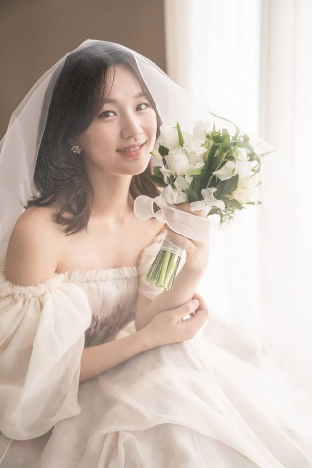 Park Seung-hee married 5-year-old businessman husband at a fashion industry meeting