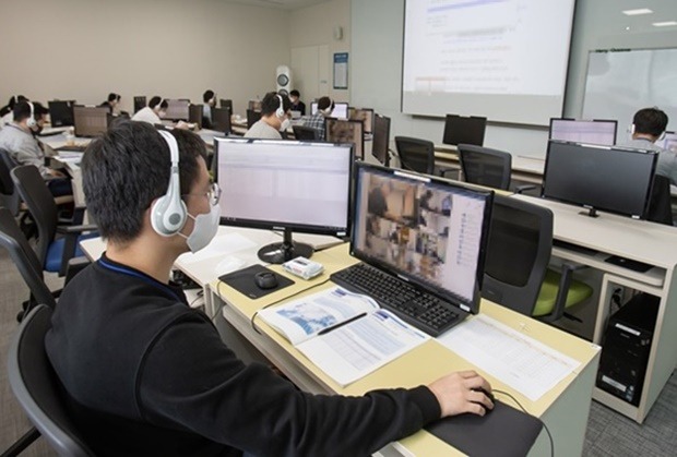 지난해 상반기 경기도 화성시 삼성전자 사업장 삼성직무적성검사(GSAT)장에서 감독관들이 실시간으로 원격 감독하는 모습. 사진=삼성전자 제공