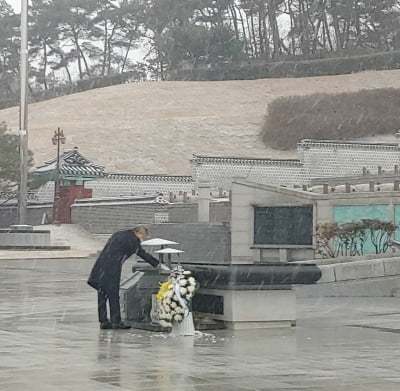 "나의 사회적 어머니 광주"…이재명, 5·18민주묘지 홀로 참배