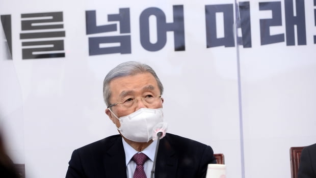 윤건영 "北원전 추진한 적 없어"…김종인 "충격적 이적행위"