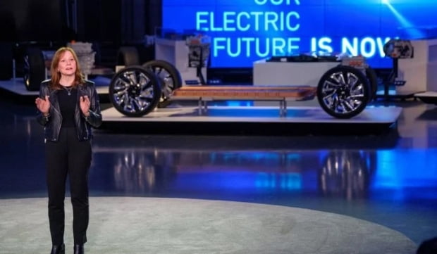 바라 CEO가 전기차 배터리 계획을 설명하고 있다 사진 GM