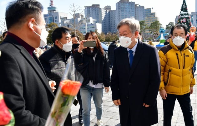 광주서 지지자와 인사하는 이재명 경기지사 2021.1.29 [사진=연합뉴스]