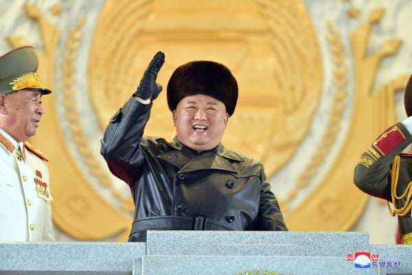 북한이 지난 14일 저녁 평양 김일성 광장에서 노동당 8차 대회를 기념하는 열병식을 진행했다고 조선중앙통신이 15일 보도했다. 열병식에 참석한 김정은 북한 노동당 총비서가 검은 털모자를 쓴 채로 만족한 듯한 웃음을 짓고 있다. /사진=연합뉴스