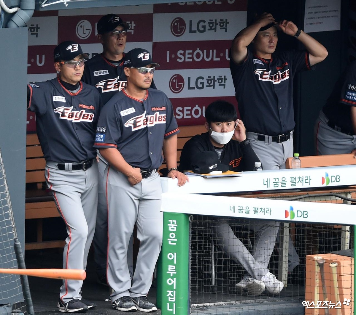 &#39;1군 감독대행→2군 복귀&#39; 최원호 감독의 173일, 그리고 [엑:스토리]