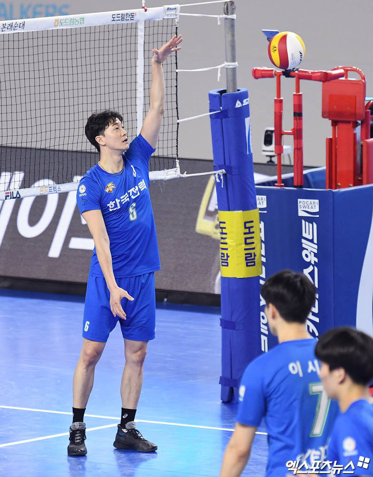 한국전력 &#39;장신 세터&#39; 황동일, 경기 전 웜업 직캠[엑&#39;s 스케치]