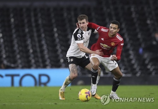 &#39;포그바 결승골&#39; 맨유, 풀럼에 2-1 역전승...리그 1위 유지