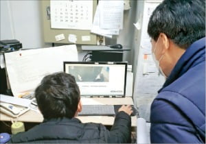 서울 성동구청 직원들이 CCTV 영상을 돌려보며 코로나19 확진자의 동선을 파악하고 있다.  