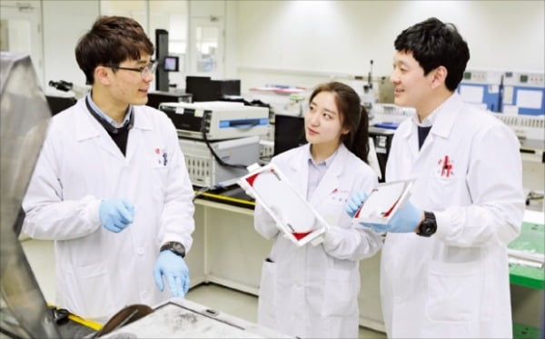 LG화학 전기차배터리 연구원들이 차세대 배터리에 대해 논의하고 있다.  LG 제공 