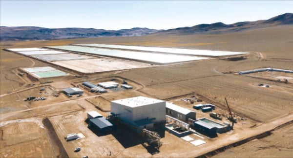 포스코가 아르헨티나에 건설 중인 리튬 생산 공장과 리튬 염수저장시설. 리튬은 전기차 배터리의 핵심소재로 꼽힌다.  포스코 제공 