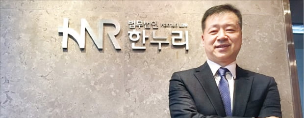 법무법인 한누리는 애플의 ‘배터리 게이트’ 등 국내외 굵직한 집단소송을 맡고 있다. 김주영 대표변호사는 2000년 아버지 김상원 고문변호사, 형인 김주현 변호사와 함께 한누리를 열었다.  한경DB
 