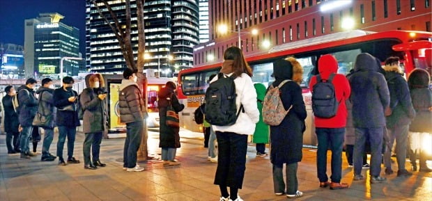 [포토] 수도권 한파 특보…시민들 “춥다 추워” 