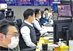 코스피지수가 3.97% 급등해 3100선을 돌파한 8일 서울 을지로 하나은행의 딜링룸 직원들이 모니터를 주시하고 있다.
 /허문찬 기자 sweat@hankyung.com 