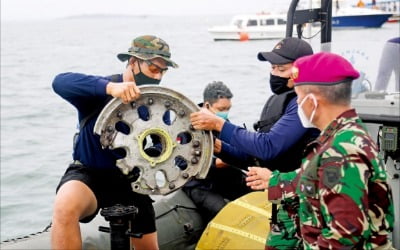 [포토] 이륙 4분만에 추락…인도네시아 여객기, 해상서 잔해 발견
