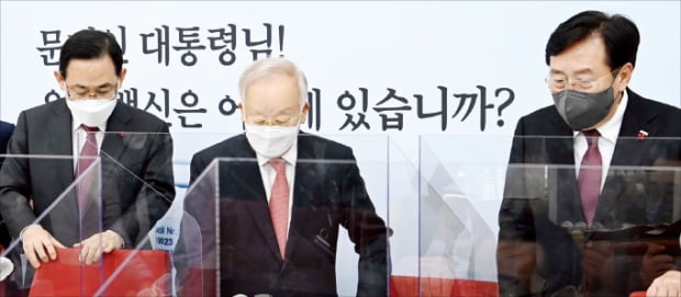 주호영 국민의힘 원내대표(왼쪽부터)와 손경식 한국경영자총협회 회장, 김기문 중소기업중앙회 회장이 11일 국회에서 열린 국민의힘-경제단체 간담회에서 기념촬영 후 자리에 앉고 있다.  국회사진기자단 