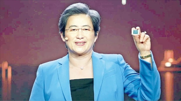 리사 수 AMD 최고경영자(CEO)가 12일 모바일 프로세서 신제품 ‘라이젠 5000’을 공개했다. /AMD 제공
 