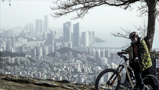 [포토] 미세먼지 뿌옇게 낀 해운대