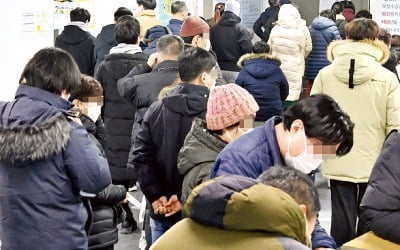 작년 취업자 22만명↓ 외환위기 후 '최악'…60代 빼곤 다 줄었다