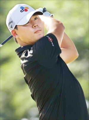 Even putt on awl iron…  Only 6 Buddy Kim Siwoo starts fresh