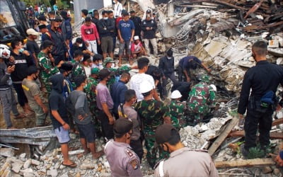 [포토] 인도네시아 규모 6.2 강진…최소 600여 명 사상