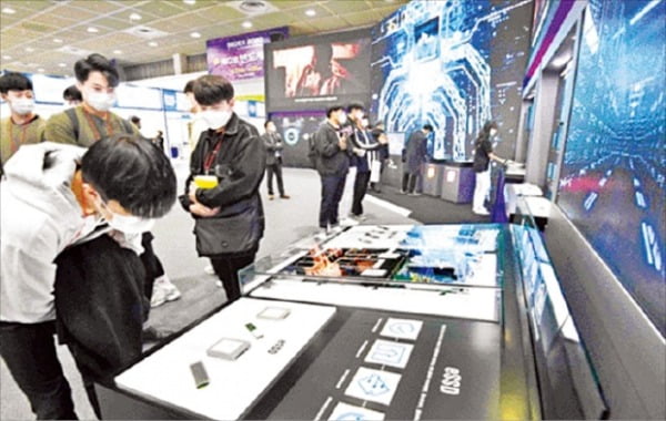지난해 10월 서울 삼성동 코엑스에서 열린 ‘반도체 대전’에서 관람객들이 SK하이닉스의 반도체 신제품을 살펴보고 있다.  한경DB 