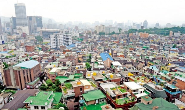 도시재생 대신 공공재개발을 할 수 있게 해달라고 요구하고 있는 서울 종로구 창신동 일대.  /한경DB 