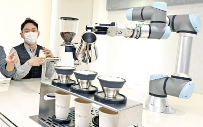 [포토] "LG 로봇이 내린 커피 굿…바리스타 긴장해야겠네"