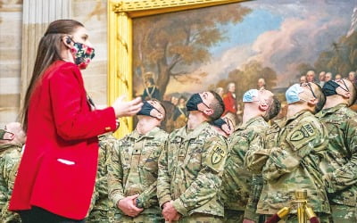[포토] 바이든 취임식 무사히 치른 美…주방위군도 의사당 둘러보며 '여유'