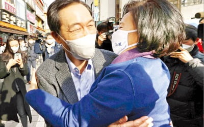 박영선·우상호 '일단 포옹'…안철수·나경원·오세훈 "과거 묻지 마세요"