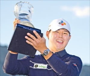 김시우가 아메리칸 익스프레스 우승컵과 함께 3년8개월 만에 카메라 앞에서 환하게 웃고 있다.  USA투데이연합뉴스 