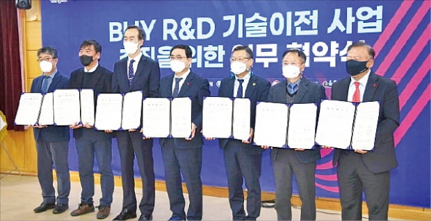 창원시는 지난 21일 시청에서 기술혁신기관과 중소기업 기술이전을 지원하기 위한 ‘BUY R&D 사업’ 업무협약을 맺었다. 왼쪽부터 안완기 경남테크노파크원장, 강재관 경남대 부총장, 이호영 창원대 총장, 허성무 창원시장, 이정환 한국재료연구원장, 김종욱 한국전기연구원 부원장, 백정한 창원산업진흥원장.   창원시 제공 