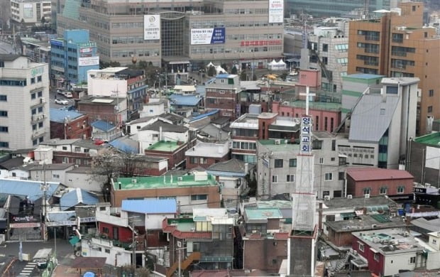 국토교통부와 서울시는 지난 15일 공공재개발 시범사업 후보지로 재개발 8곳을 공공재개발로 추진하겠다고 밝혔다. 그러나 서울 동작구 흑석2구역 은 포기 의사를 밝혔다. 사진은 흑석2구역 전경. / 자료=한경DB