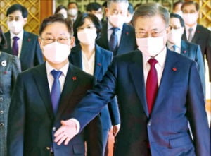 문재인 대통령이 29일 청와대에서 박범계 법무부 장관(왼쪽)과 환담장으로 걸어가고 있다.  /허문찬 기자 sweat@hankyung.com 