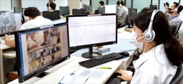 삼성전자 직원들이 지난해 치러진 온라인 삼성직무적성검사(GSAT)를 원격 감독하고 있다.  한경DB 