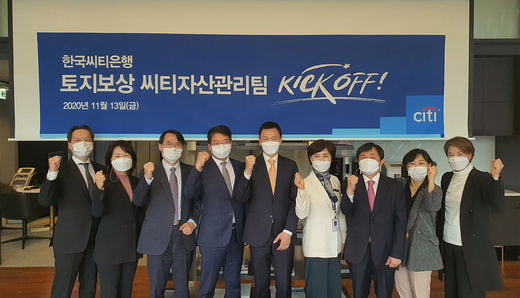 지난 11월 13일 김지강 개인금융사업본부장(왼쪽 첫번째)과 팀원들이 업무를 시작하면서 함께 파이팅을 하고 있다.