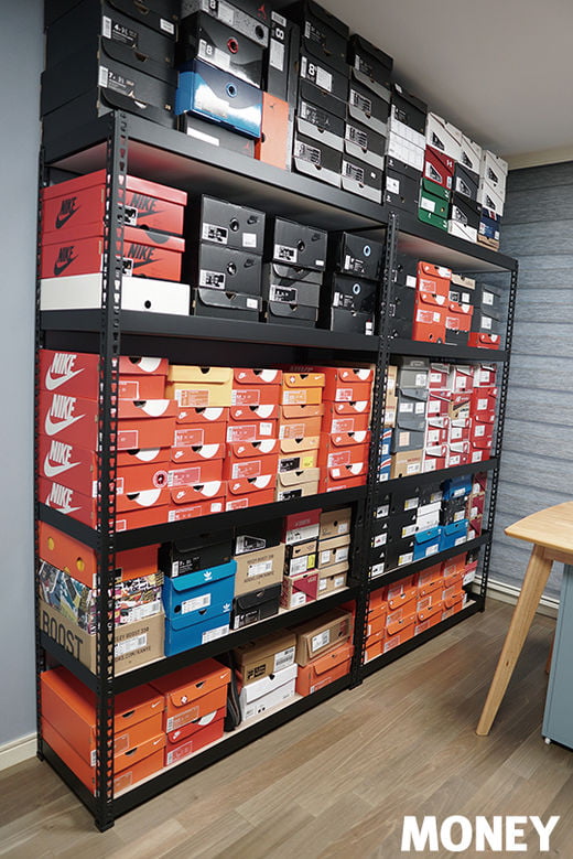 곽지원 씨가 모은 모든 신발이 진열돼 있는 운동화 방.