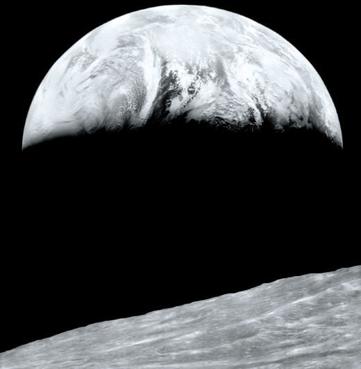 1966년 루나 오비터 1호가 달 표면에서 촬영한 지구의 모습.