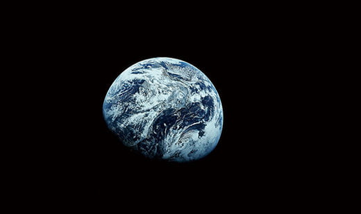 아폴로 8호에서 촬영한 지구 사진. 최초로 인류가 지구 밖에서 지구를 찍은 것으로 광활한 우주에서 지구가 얼마나 작은지를 직접 깨닫게 해 준 계기가 됐다.