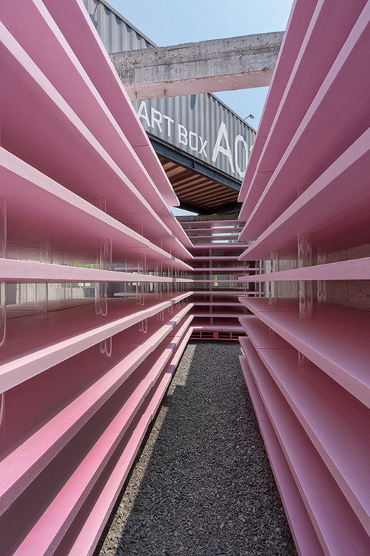 에이앤엘스튜디오(AnLstudio), 'Layered Void 층층틈', 아이소핑크·아크릴 튜브·와이어·합성목·합판·다리조절기, 2019년