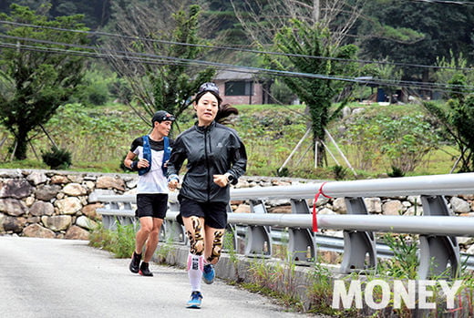 숲길과 계곡, 험지를 달리는 사람들