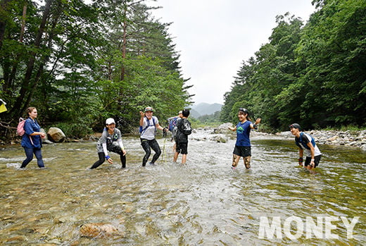 숲길과 계곡, 험지를 달리는 사람들