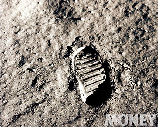 7월 21일 02시 56분(UTC 기준), 인류 최초로 달에 첫 발을 내디딘 닐 암스트롱의 발자국.