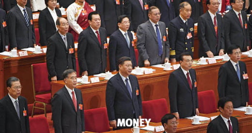 시진핑 중국 국가주석(앞줄 왼쪽 세 번째)과 리커창(李克强) 총리(네 번째)가 2019년 3월 5일 베이징 인민대회당에서 열린 전국인민대표대회 개막식에서 국가를 제창하고 있다.