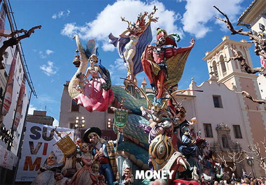 스페인 3대 축제이자 발렌시아 전통 축제인 라스 파야스의 꽃이라고 할 수 있는 니놋이라고 불리는 인형 작품들이 거리를 채운 모습.