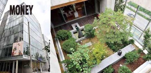 건축가 정기용은 스페이스 씨를 ‘도심 속의 정원’과 같은 공간으로 만들고자 했다. 옥상에서 내려다본 7층 사무실 옆 정원의 풍경.