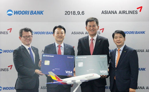 아시아나항공의 베트남 최초 카드 '아시아나 우리W 플래티넘카드' 출시