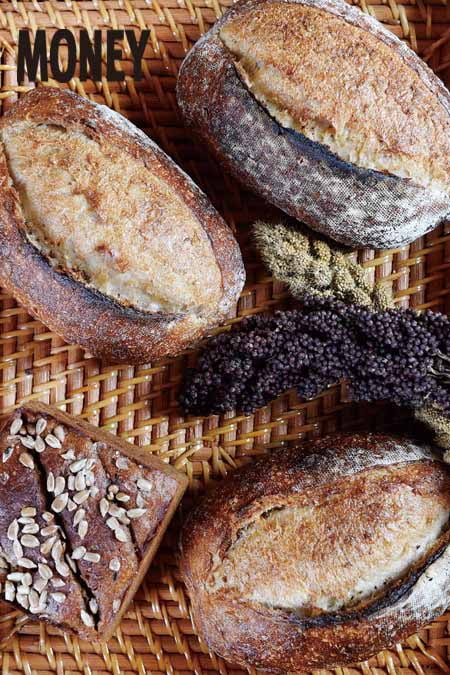 ‘가치 농업’을 통해 빵집 ‘아쥬드 블레’의 베이커와 협업한다. 사진은 앉은뱅이 밀로 만든 빵들.