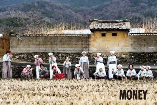 숭오 1리 빨래터 합창단원들이 100년이 넘은 마을 빨래터에서 포즈를 취하고 있다.